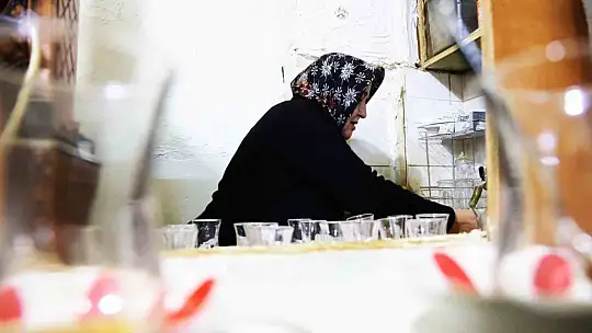 Eşi öldü, kadın haliyle çay ocağının başına geçti