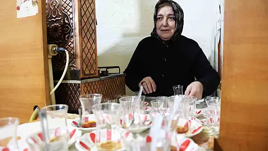 Eşi öldü, kadın haliyle çay ocağının başına geçti
