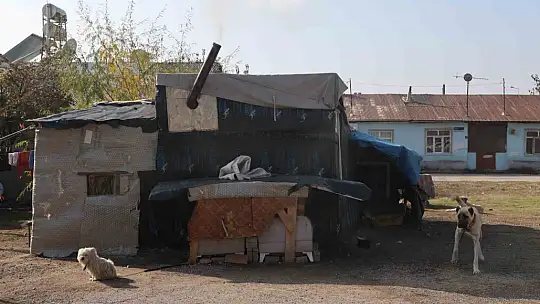 Eşi terk etti, kumasının çocuklarına sahip çıktı, barakada yaşama tutunmaya çalışıyor