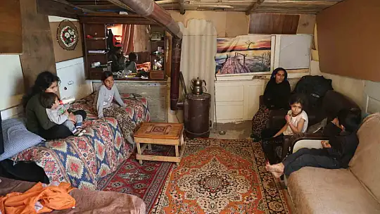 Eşi terk etti, kumasının çocuklarına sahip çıktı, barakada yaşama tutunmaya çalışıyor