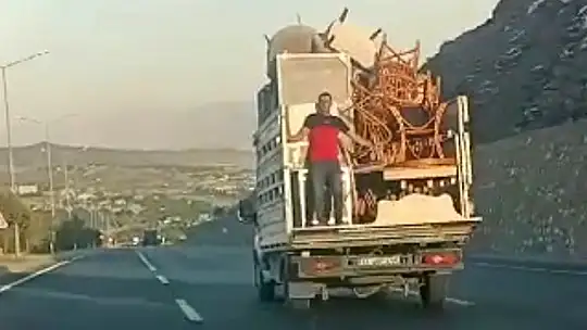 Eşya yüklü kamyonetin arkasında tehlikeli yolculuk