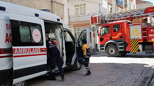 Evde uyuya kalan gençler, ekipleri seferber etti
