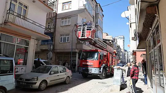 Evde uyuya kalan gençler, ekipleri seferber etti