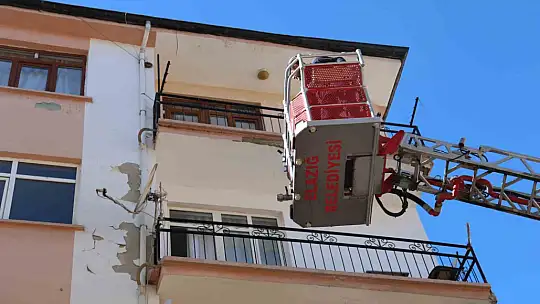 Evde uyuya kalan gençler, ekipleri seferber etti