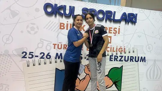 Evindar Demirbağ'dan bilek güreşinde iki madalya