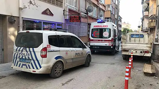 Evinin bodrumunda kendini ateşe veren kadını komşuları söndürdü