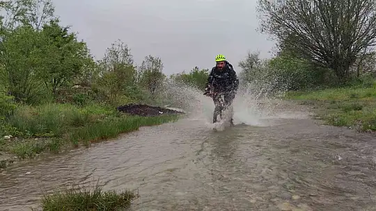 Farkındalık için yağmur altında zorlu yollarda 50 kilometre pedal çevirdiler