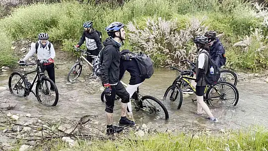 Farkındalık için yağmur altında zorlu yollarda 50 kilometre pedal çevirdiler