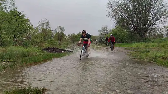 Farkındalık için yağmur altında zorlu yollarda 50 kilometre pedal çevirdiler