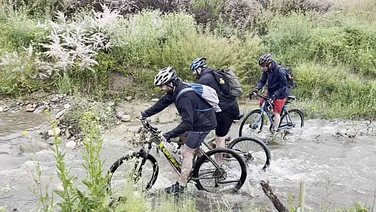 Farkındalık için yağmur altında zorlu yollarda 50 kilometre pedal çevirdiler