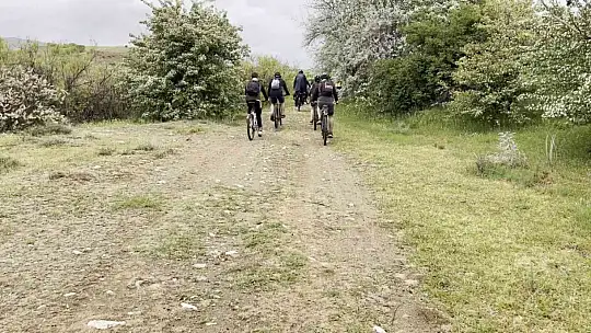 Farkındalık için yağmur altında zorlu yollarda 50 kilometre pedal çevirdiler