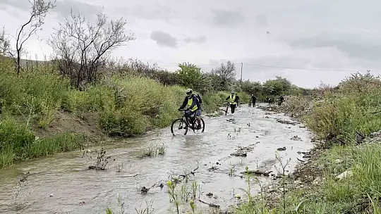 Farkındalık için yağmur altında zorlu yollarda 50 kilometre pedal çevirdiler