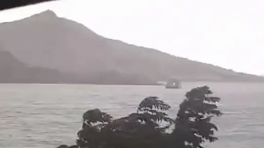 Feribot, şiddetli fırtınadan dolayı iskeleye yanaşamadı