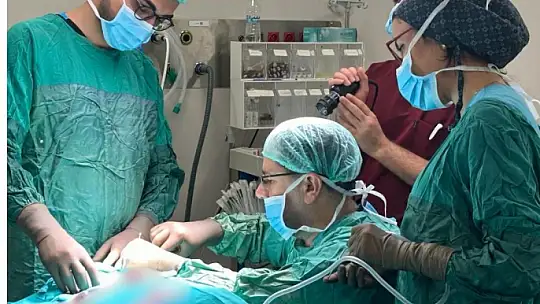 Fethi Sekin Şehir Hastanesi'nde ilk, kemiğe implante işitme cihazı takıldı