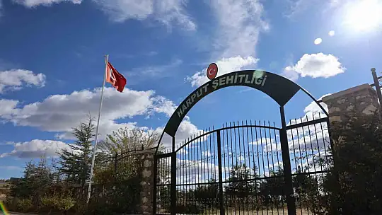 FETÖ elebaşı Gülen'in ölüm haberinin ardından 15 Temmuz şehidinin kabri ziyaret ediliyor