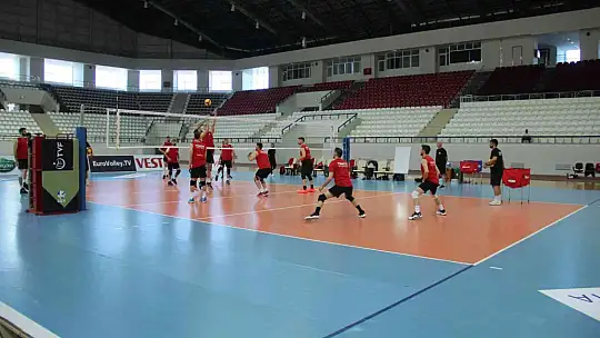 Filenin Efeleri, Slovakya maçına Elazığ'da hazırlanıyor