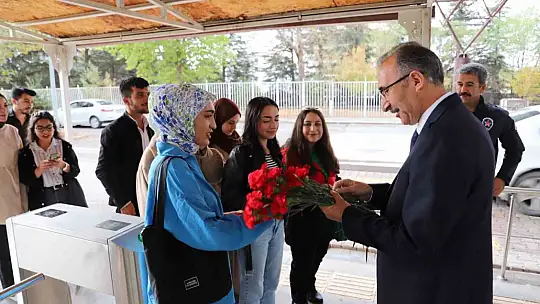 Fırat Üniversitesi, öğrencilerini davul ve klarnetle karşıladı