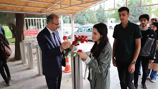 Fırat Üniversitesi, öğrencilerini davul ve klarnetle karşıladı