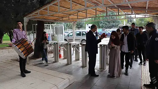 Fırat Üniversitesi, öğrencilerini davul ve klarnetle karşıladı