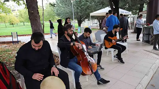 Fırat Üniversitesi, öğrencilerini davul ve klarnetle karşıladı