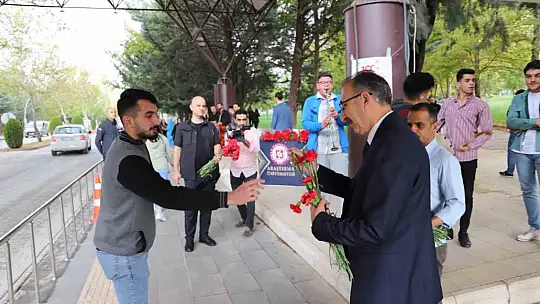 Fırat Üniversitesi, öğrencilerini davul ve klarnetle karşıladı