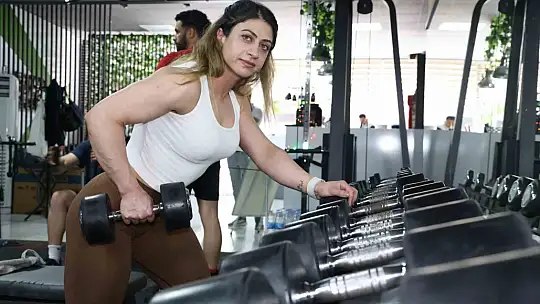 Fitness sporcusu sağlık çalışanı kadının başarı hikayesi görenleri hayran bıraktı