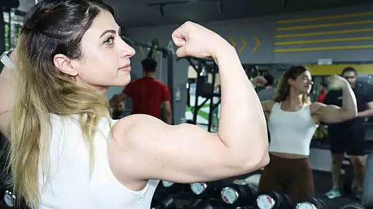 Fitness sporcusu sağlık çalışanı kadının başarı hikayesi görenleri hayran bıraktı