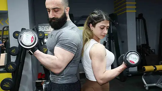 Fitness sporcusu sağlık çalışanı kadının başarı hikayesi görenleri hayran bıraktı