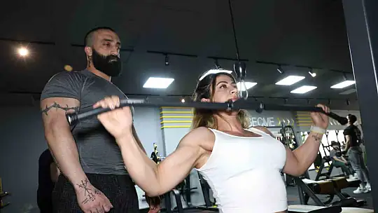 Fitness sporcusu sağlık çalışanı kadının başarı hikayesi görenleri hayran bıraktı