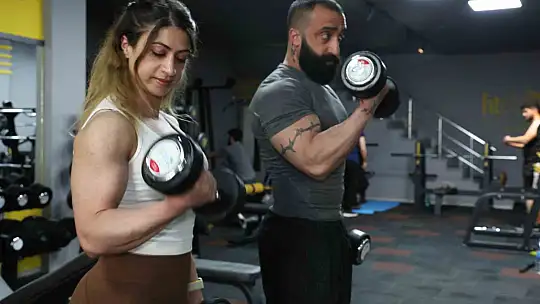 Fitness sporcusu sağlık çalışanı kadının başarı hikayesi görenleri hayran bıraktı