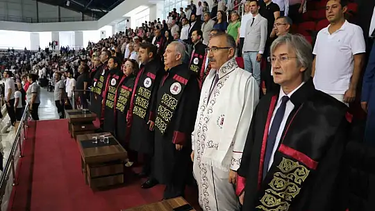 FÜ'de binlerce öğrenci mezun oldu