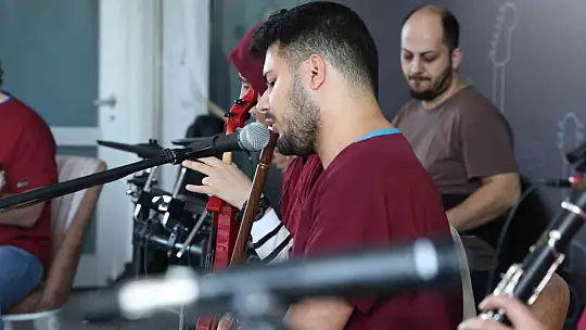FÜ öğrencileri hipodromda mini konser verdi