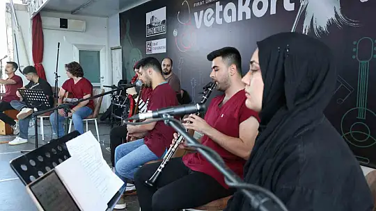 FÜ öğrencileri hipodromda mini konser verdi