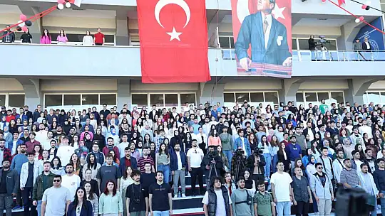FÜ öğrencileri hipodromda mini konser verdi