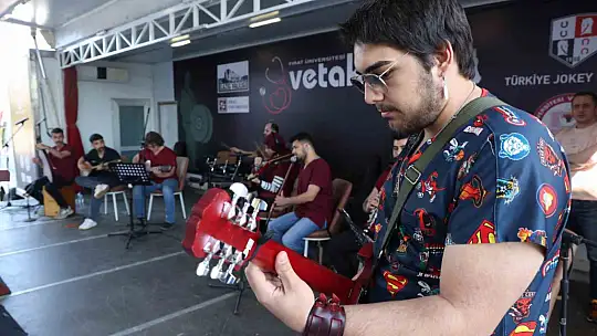 FÜ öğrencileri hipodromda mini konser verdi