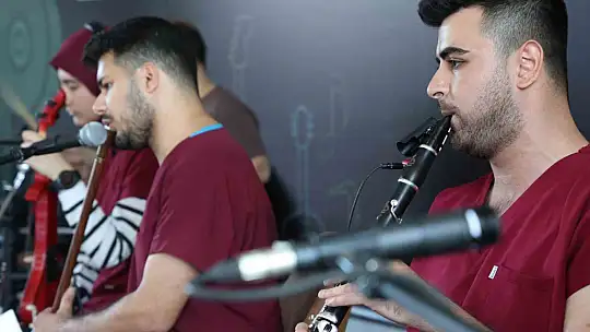 FÜ öğrencileri hipodromda mini konser verdi