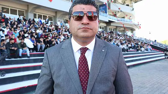 FÜ öğrencileri hipodromda mini konser verdi