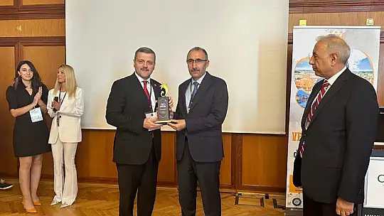 FÜ Rektörü Prof. Dr. Göktaş'a 'Bilime Katkı' ödülü