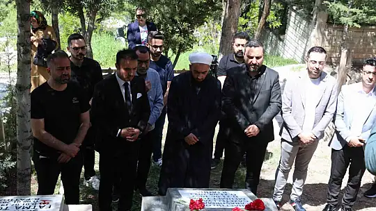 Gazeteci Yazar Mehmet Topal, kabri başında anıldı