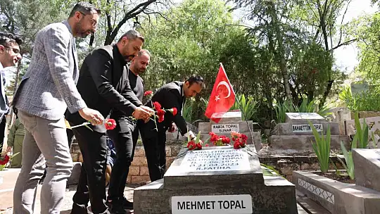 Gazeteci Yazar Mehmet Topal, kabri başında anıldı