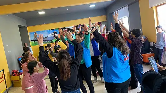Gençlik Merkezinden depremzede çocuklara moral ziyareti