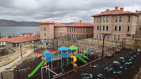 Göl manzaralı TOKİ konutlarında yaşayan depremzedeler: 'Ölünceye kadar devletimizin arkasındayız'