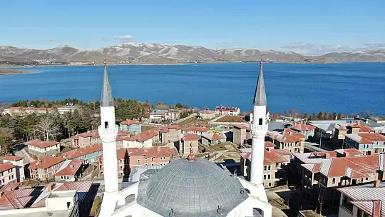 Göl manzaralı TOKİ konutlarında yaşayan depremzedeler: 'Ölünceye kadar devletimizin arkasındayız'