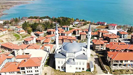 Göl manzaralı TOKİ konutlarında yaşayan depremzedeler: 'Ölünceye kadar devletimizin arkasındayız'