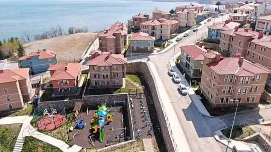 Göl manzaralı TOKİ konutlarında yaşayan depremzedeler: 'Ölünceye kadar devletimizin arkasındayız'