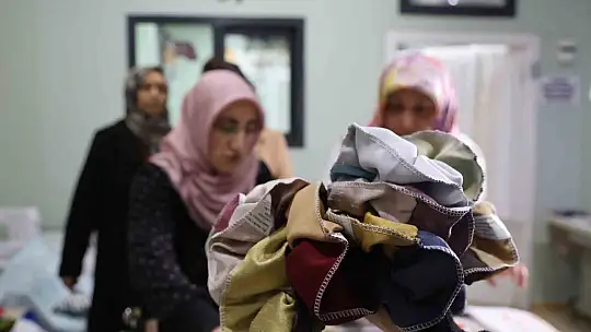 Gönüllü 12 kadın geri dönüşümle dayanışma örneği gösteriyor