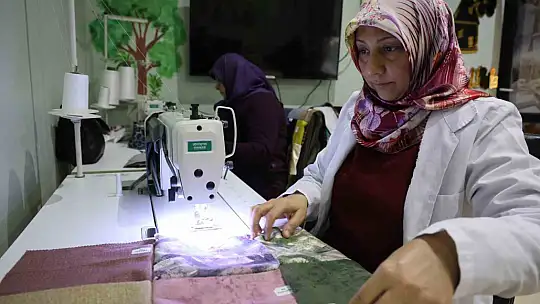 Gönüllü 12 kadın geri dönüşümle dayanışma örneği gösteriyor