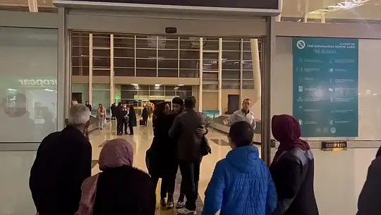 Güney Kore'de bırakmak zorunda kaldığı oğlunu 8 yıl sonra kucakladı
