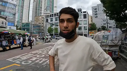 Güney Kore'de bırakmak zorunda kaldığı oğlunu 8 yıl sonra kucakladı