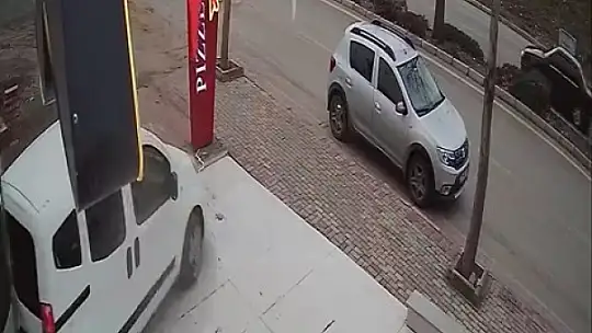 Hafif ticari aracın iş yerinin vitrinine çarpma anı güvenlik kamerasında